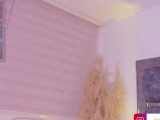 CrystalW on webcam for live free nude chat now