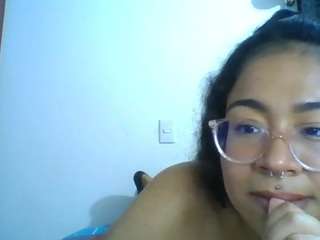 honeyblue-e on webcam for live free nude chat now