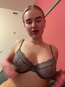 yourhornyslut naked in live sex video chat