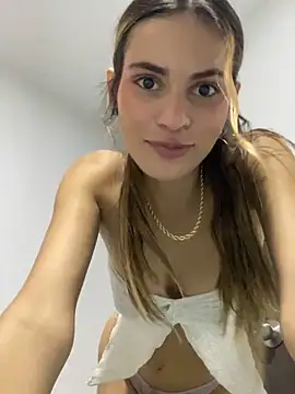 cuteluci_ naked in live sex video chat