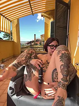 Dancing_wmyselF_ naked in live sex video chat