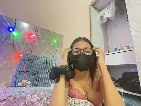 Gorgeously_143 naked in live sex video chat