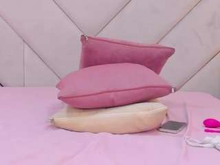 LunnaFoxx on webcam for live free nude chat now