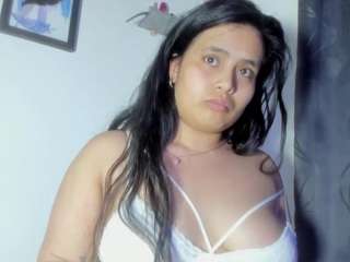 MaddieWillow on webcam for live free nude chat now