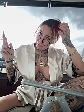 Mia-Fuchs naked in live sex video chat