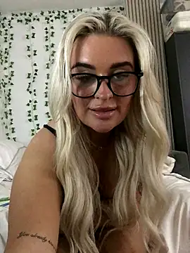 CurvyGxxx naked in live sex video chat