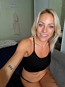 Bellarose_xx naked in live sex video chat