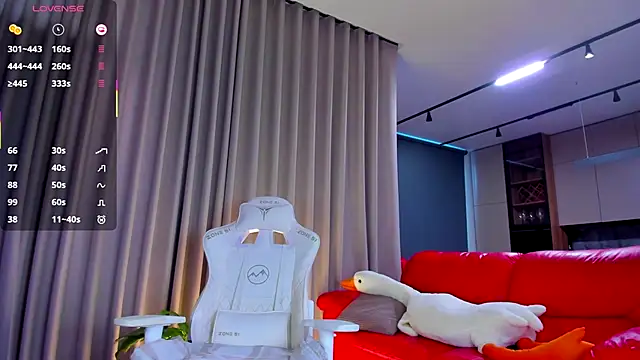 Melanie-Honey naked in live sex video chat