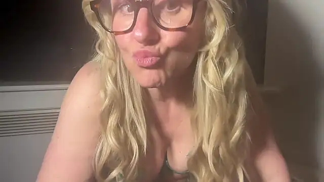 MelodyMaker_UK naked in live sex video chat