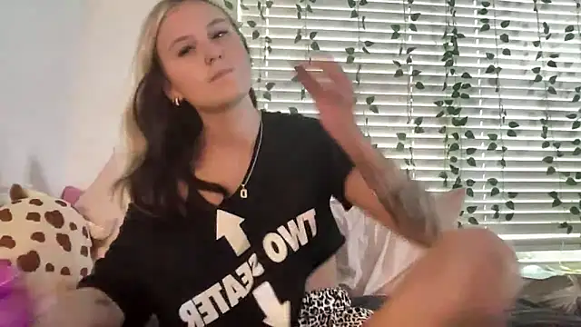 yalfavdes naked in live sex video chat