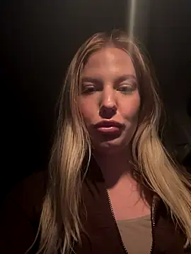 Chloemillerrxx naked in live sex video chat