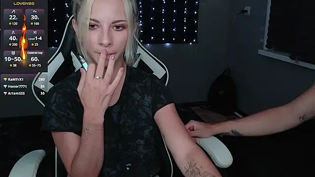 -DarkPrincess- naked in live sex video chat