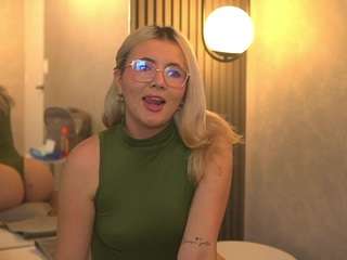 EmmyBella on webcam for live free nude chat now