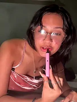 lynn9000 naked in live sex video chat