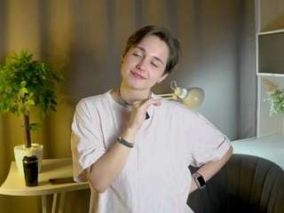 MelaniaTschannen on webcam for live free nude chat now