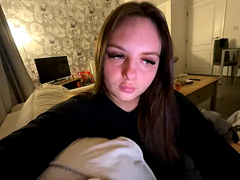 EllaStarrxxx naked in live sex video chat