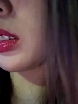 Honey-wanning naked in live sex video chat
