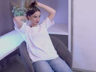 VirginiaSusmilch on webcam for live free nude chat now