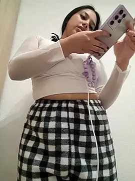 Angelmoon04 naked in live sex video chat