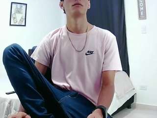 harry24Saber on webcam for live free nude chat now