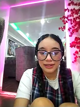 l0lita_emi naked in live sex video chat