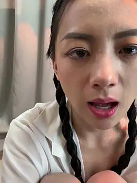 ReiningAffaire naked in live sex video chat