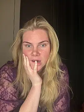 SexyBlondJoanna naked in live sex video chat