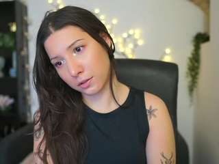 Caylinn18 on webcam for live free nude chat now