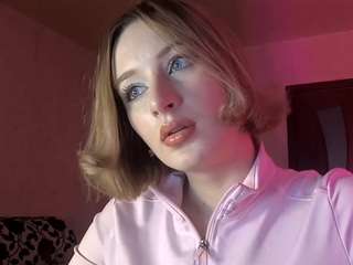 HienLeggans on webcam for live free nude chat now