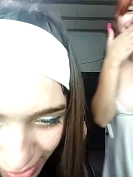 dieciochoyundia naked in live sex video chat