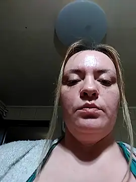 HotStepmommy4 naked in live sex video chat