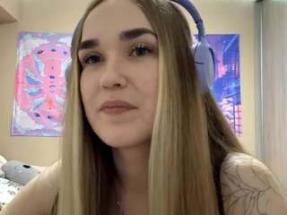 LovieMacon on webcam for live free nude chat now