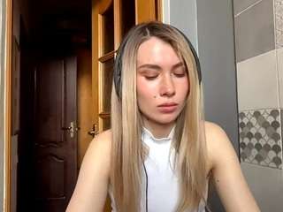 MartinaYamnitz on webcam for live free nude chat now