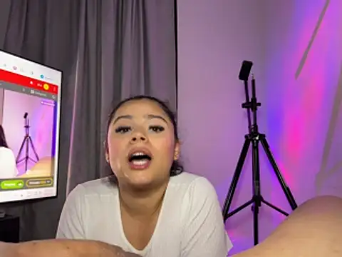queenryan naked in live sex video chat