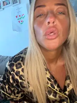 ScarlettGold_ naked in live sex video chat
