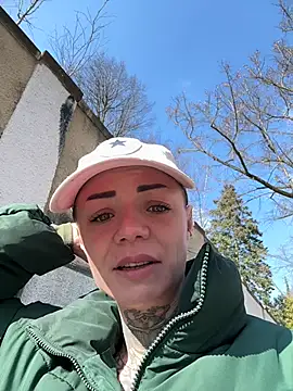 SkinnyLilly naked in live sex video chat