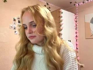 YuetteVedia on webcam for live free nude chat now