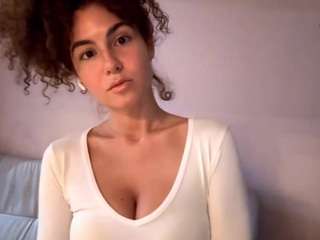 AlaineMcwells on webcam for live free nude chat now