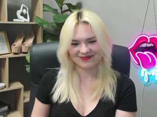 SweetLilyxo on webcam for live free nude chat now
