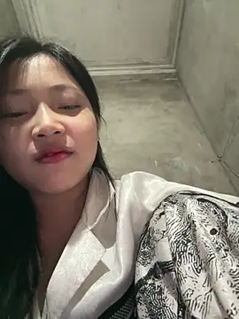 hinami-lo naked in live sex video chat