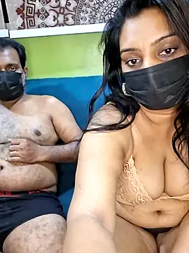 Hornyreshma naked in live sex video chat