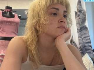 MariKavaney on webcam for live free nude chat now