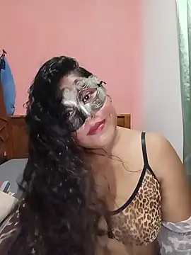 Maskedcurves naked in live sex video chat