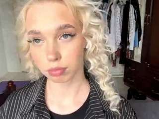 YokoTowles on webcam for live free nude chat now